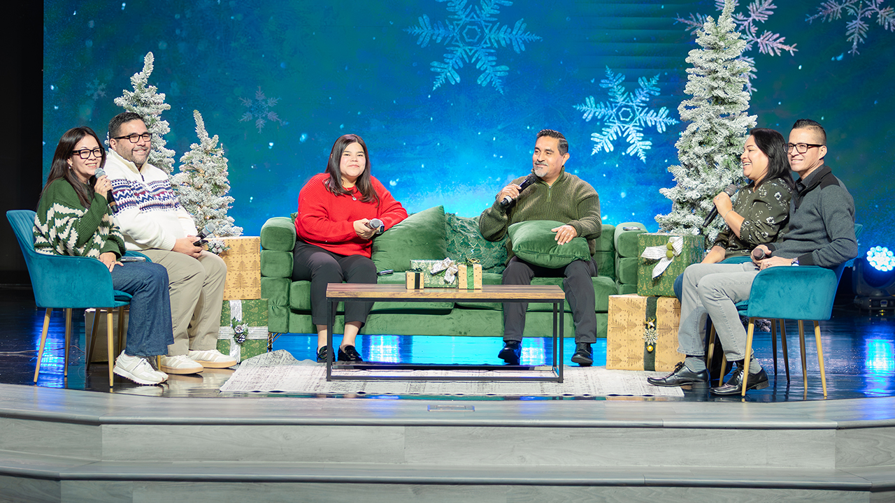 Pastor Luis Sánchez predicando en Águilas CFC